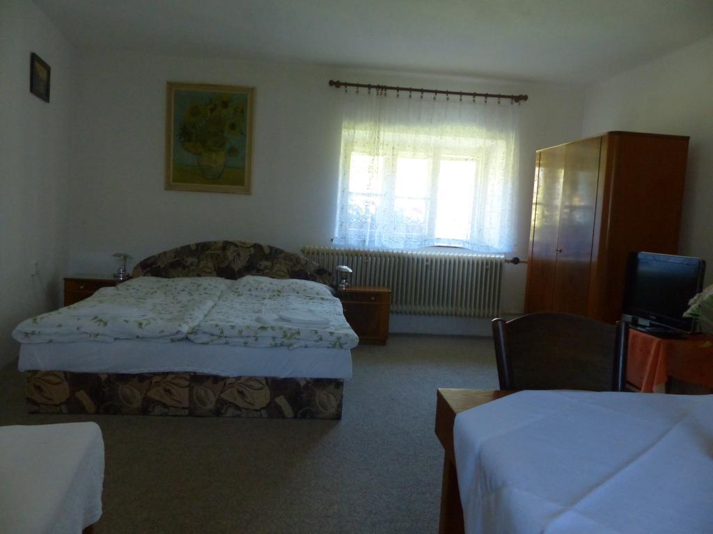 Bizoni Dvur Hotel Retenice Екстериор снимка